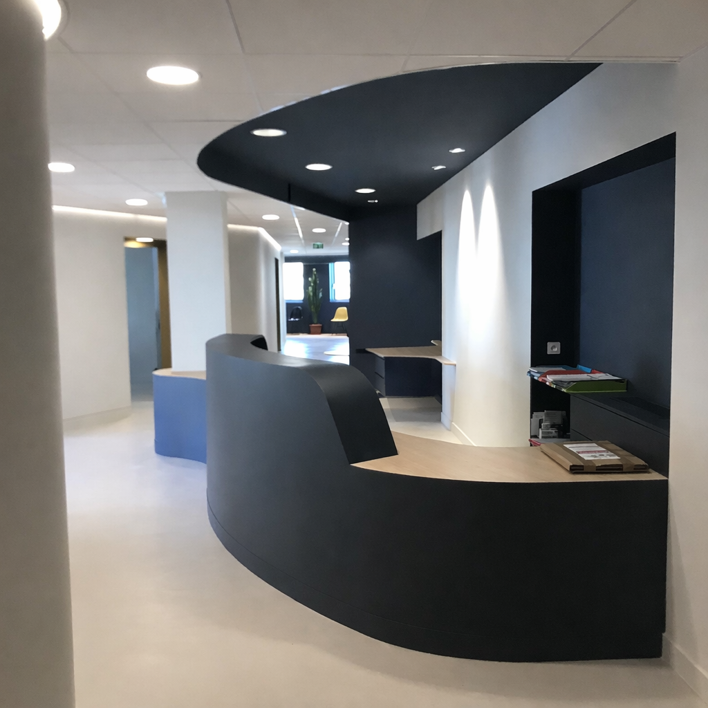 Atelier Godefroy - Banque d'accueil cintrée