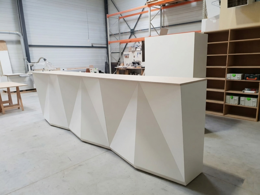 Atelier Godefroy - banque d'accueil en prisme
